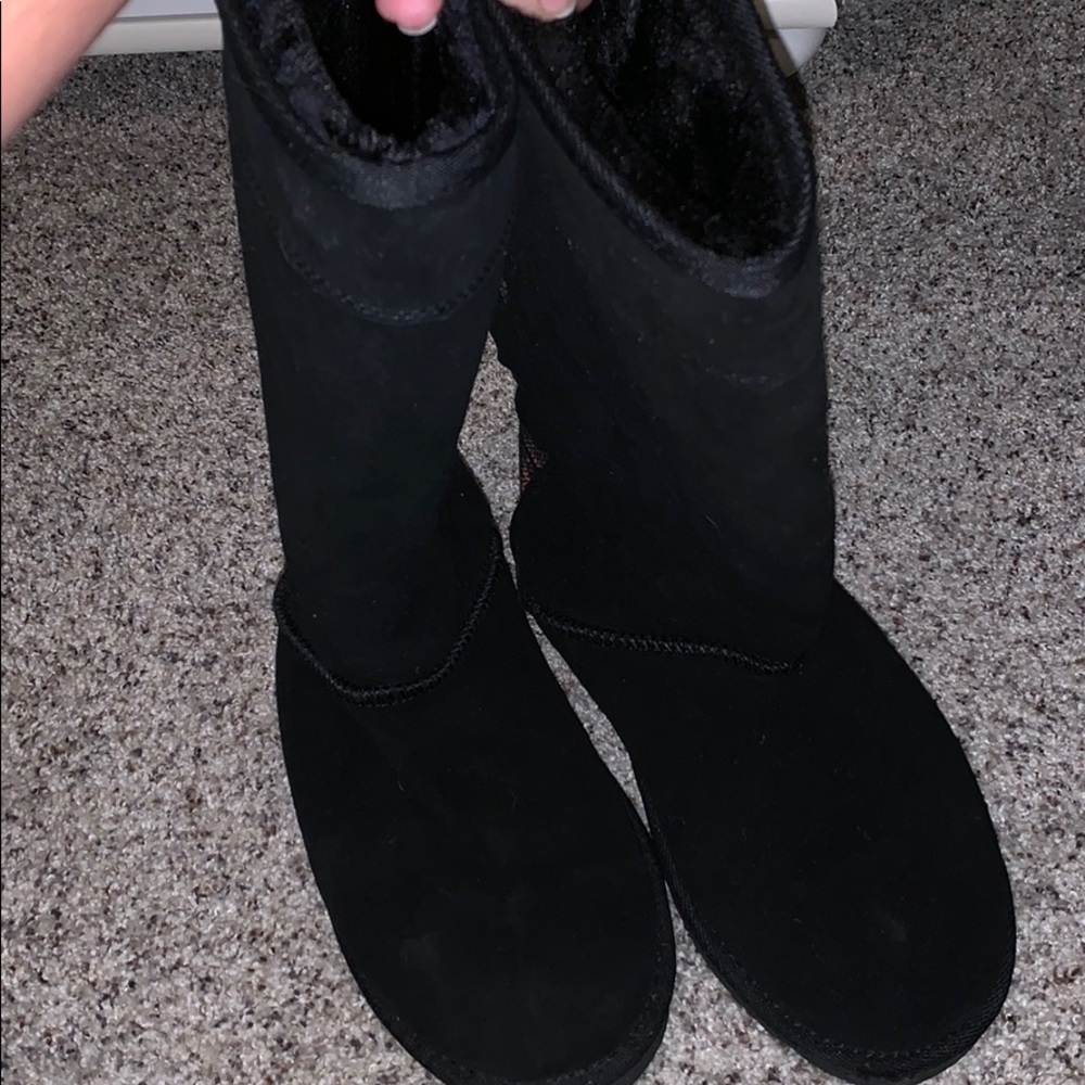 Cute winter boots with pop of color on the back!